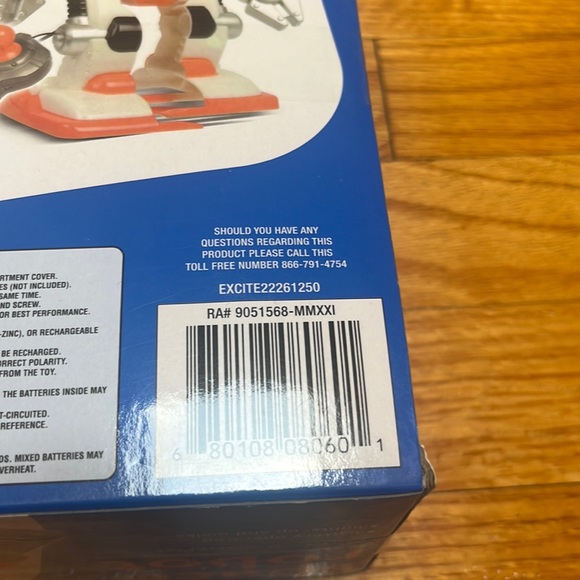 Kids Stuff - Space Robot with Light & Walks - Picture 6 of 9